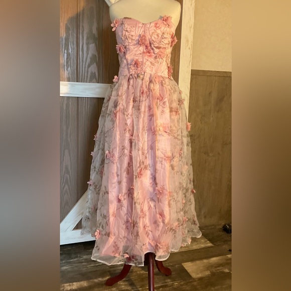 Elegant Pink Floral Strapless, Back Lace-up Gown with Floral Appliqués  SIZE XL - Picture 11 of 13